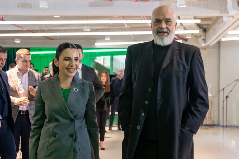 ”OSHEE Charge një projekt inovativ”, Balluku krah Ramës: Vendos themelet për rregullimin dhe formalizimin e një tregu