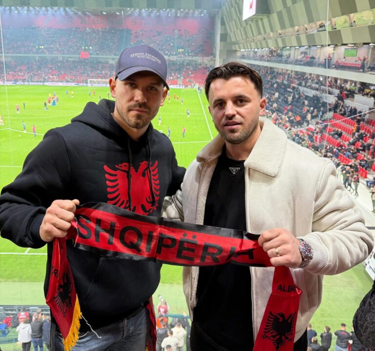 Tifozi kuqezi që ka ardhur nga Austria, Sami Muleci dikur lojtar i Sk Sturm Graz sot në ”Air Albania”