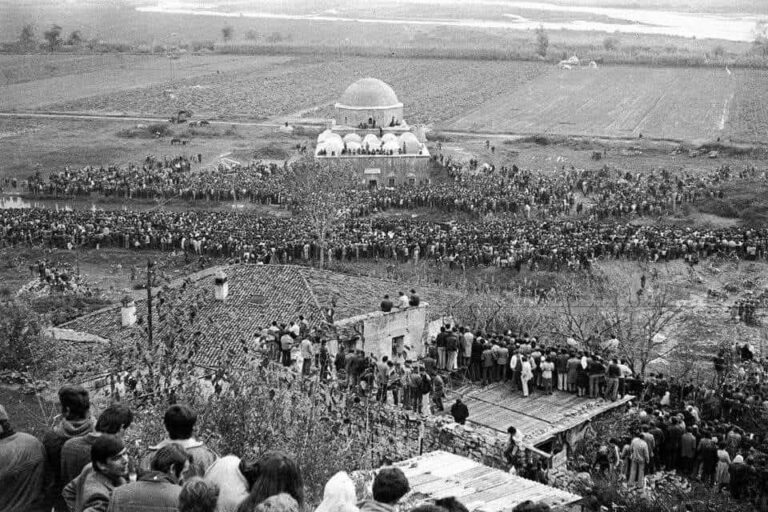 Më 16 nëntor 1990 falet namazi në Xhaminë e Plumbit në Shkodër, pas 23 vitesh ndalimi nga regjimi ateist