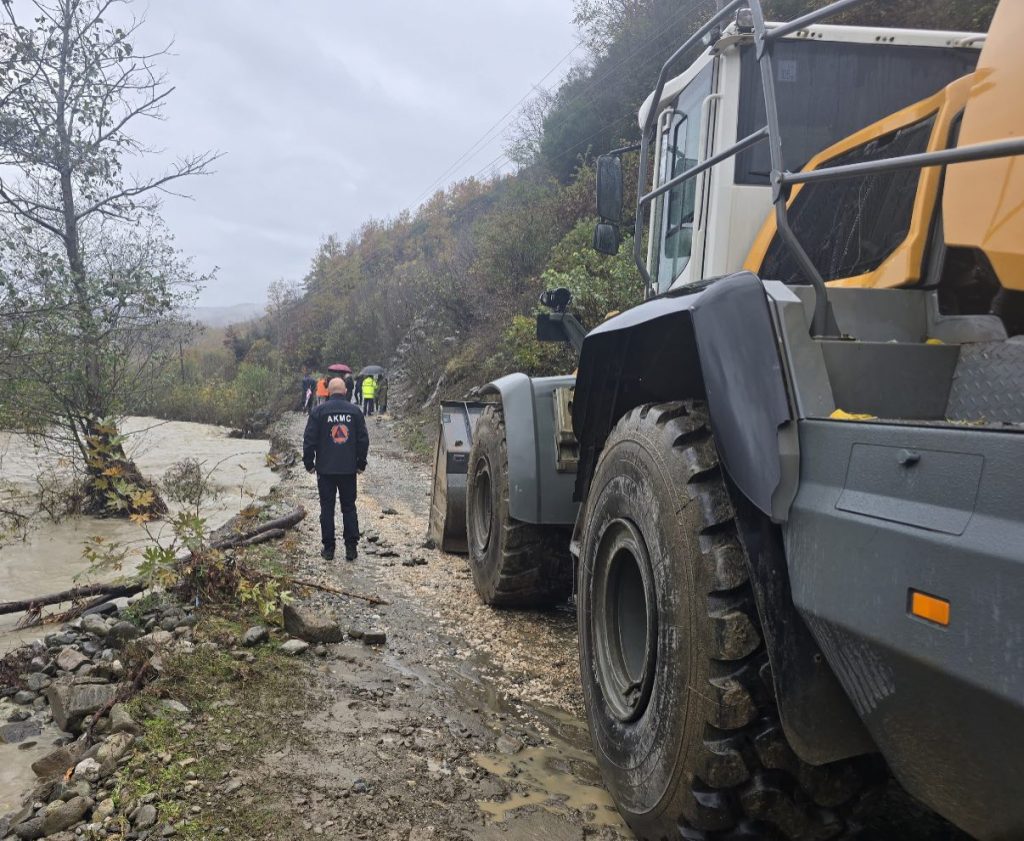 Vengu  Forcat e emergjencës dhe ushtria në terren për të siguruar qytetarët gjatë reshjeve