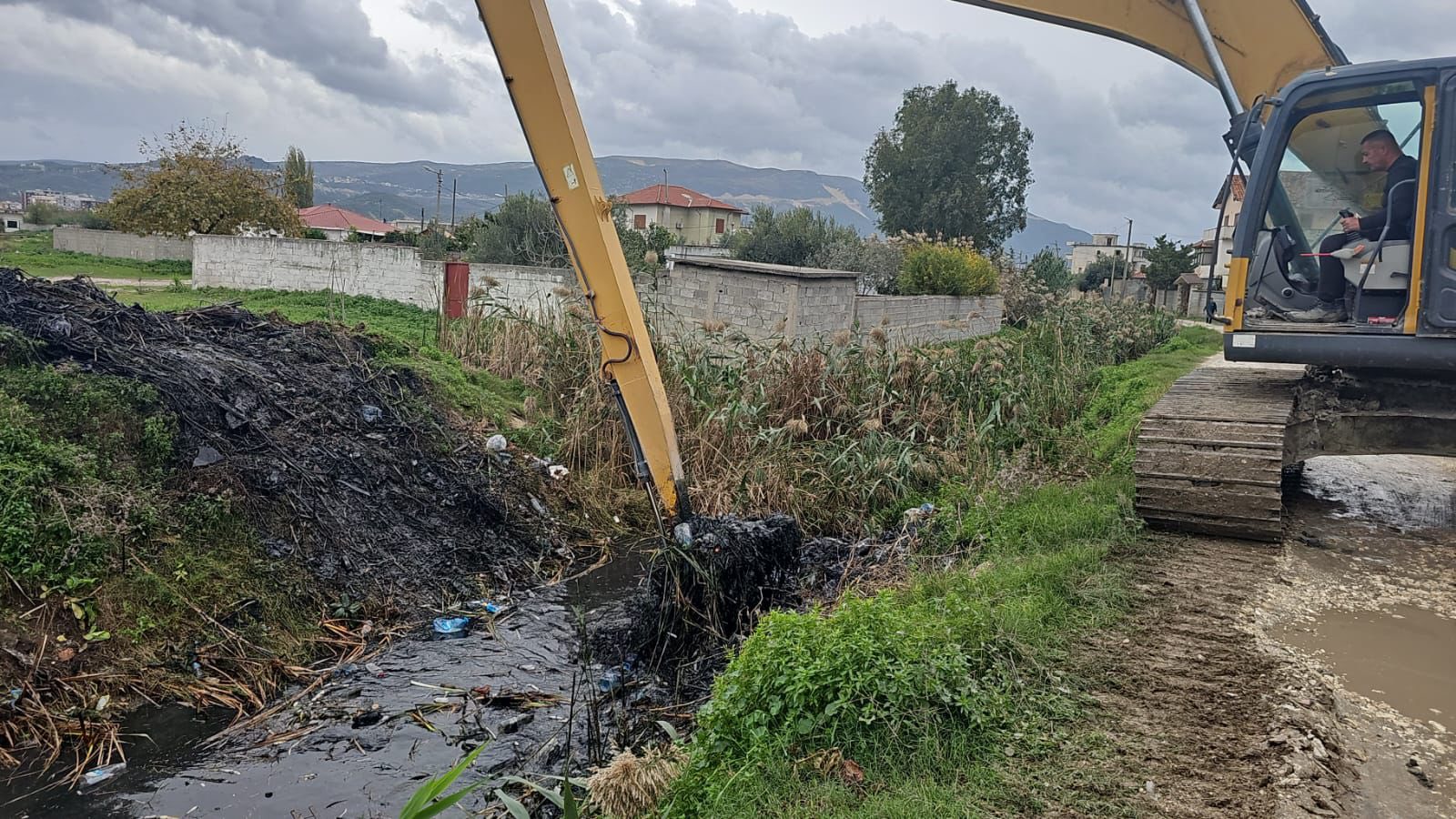 Moti i keq  Vengu  Ekipet e emergjencave civile dhe FA të të angazhuar në 12 qarqet e vendit