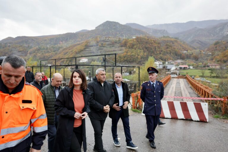 FOTO/ Lumi dëmton urën në fshatin Xhyrë, ministrja Koçiu në terren: Angazhimi ynë vijon pa ndërprerje