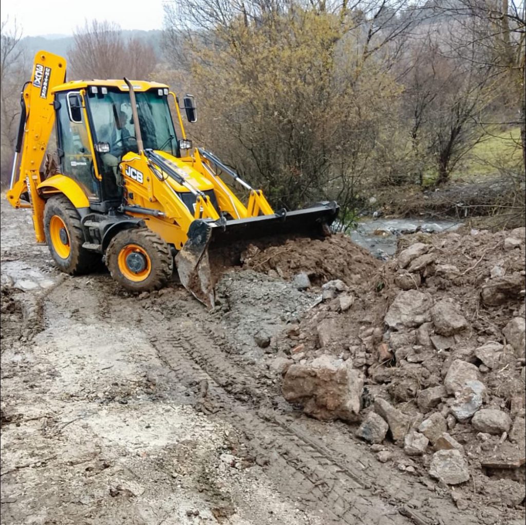 Filo  Ekipet e bashkisë në terren për menaxhimin e situatës pas motit të keq