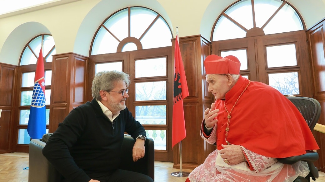 Mes paqes shpirtërore dhe përgjegjësisë së detyrës  kryebashkiaku  Benet Beci pret Kardinalin Ernest Troshani