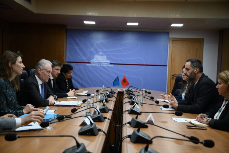Ministri Lamallari pret Koopman: Shqipëria po harmonizon kuadrin ligjor përmes konsultimeve me KE-në