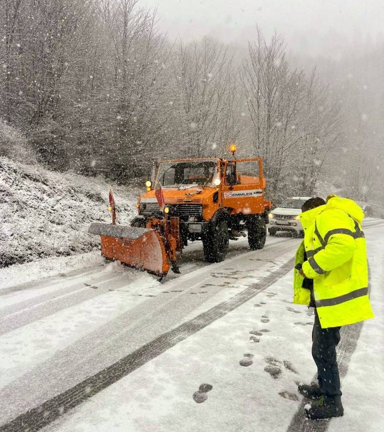 Vithkuqi dhe Dardha zbardhen nga bora  qarkullim normal në akset rrugore