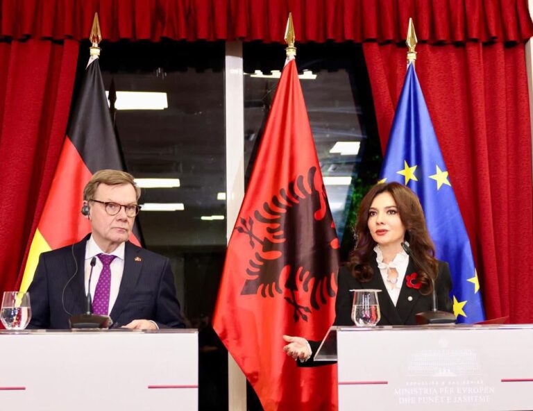 Ecurinë e suksesshme të një jave, ministrja Elisa Spiropali, e përcjell përmes një fotoalbumi