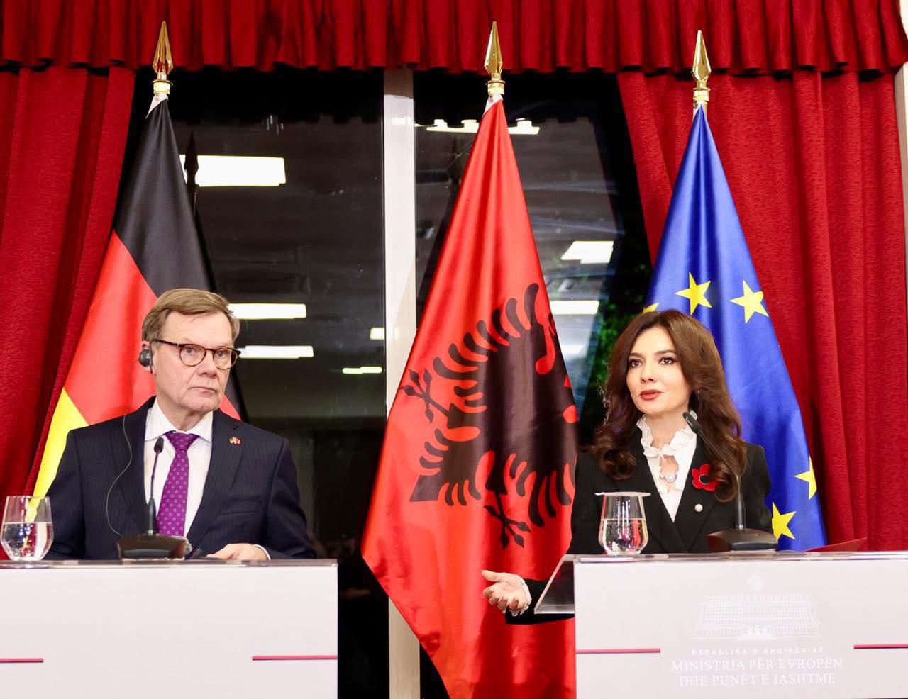 Ecurinë e suksesshme të një jave  ministrja Elisa Spiropali  e përcjell përmes një fotoalbumi