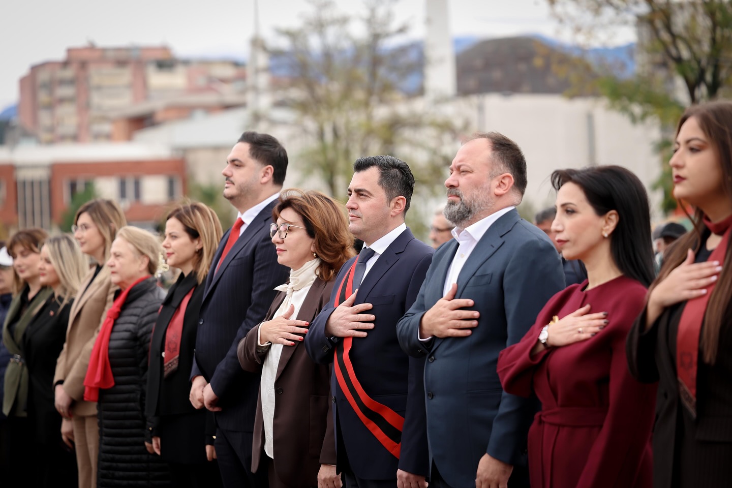 elbasani-nderon-aqif-pashen-nje-nga-firmetaret-e-pavaresise-mazniku-projektet-zhvillimore-do-te-vijojne-me-perkushtim