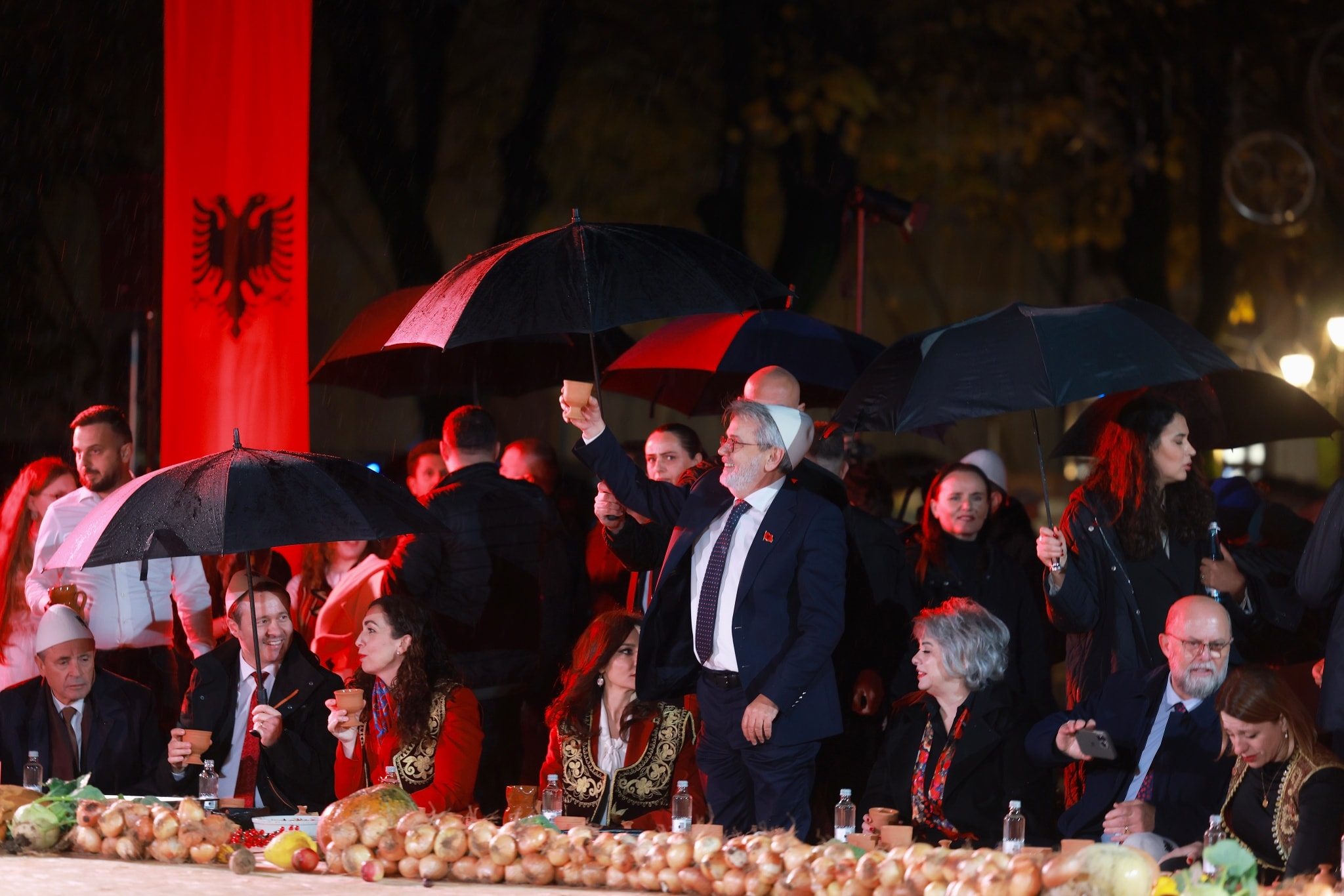 Sofra e Pavarësisë rikthen Shkodrën në zemër të festimeve kuq e zi