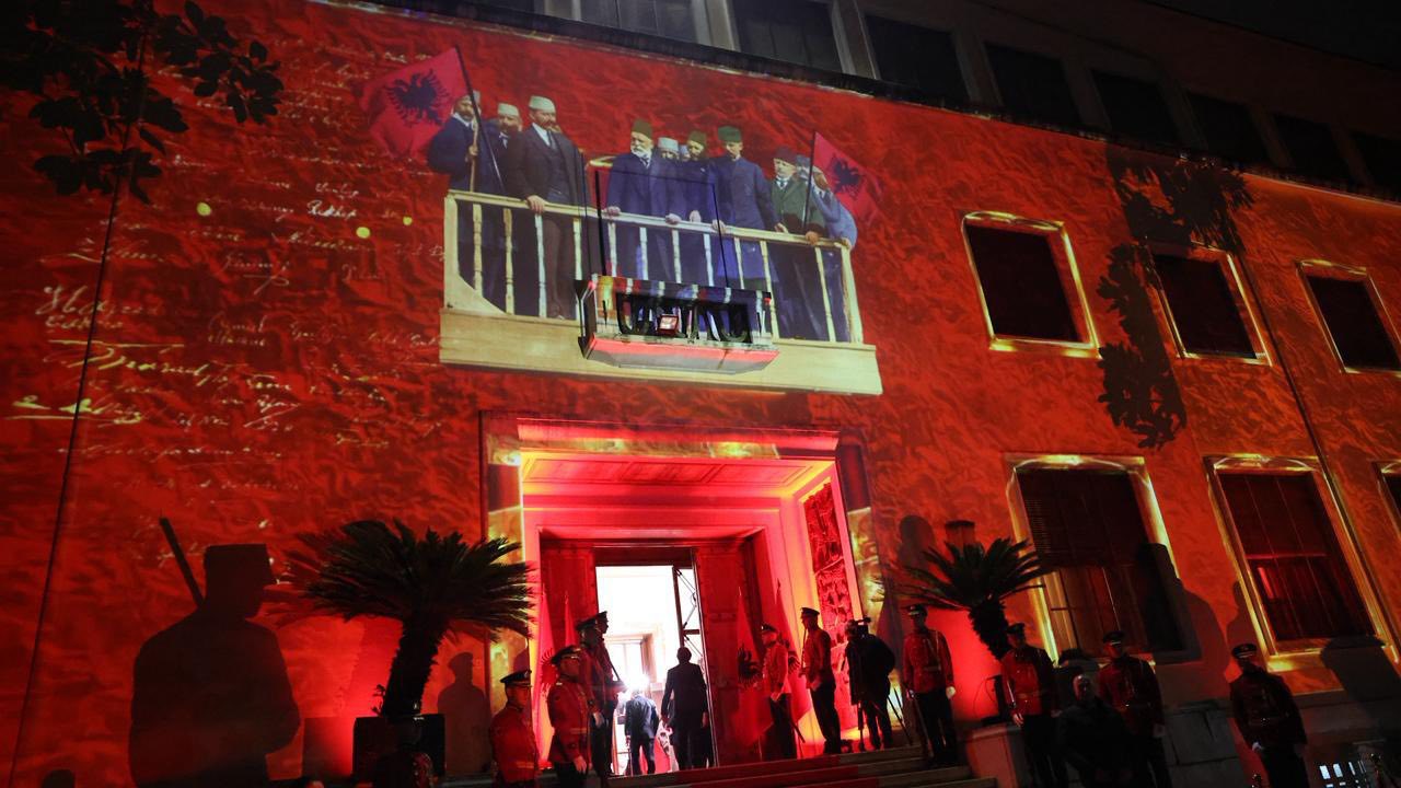 presidenca-organizoi-nje-mbremje-te-shkelqyer-festive-per-festen-e-flamurit