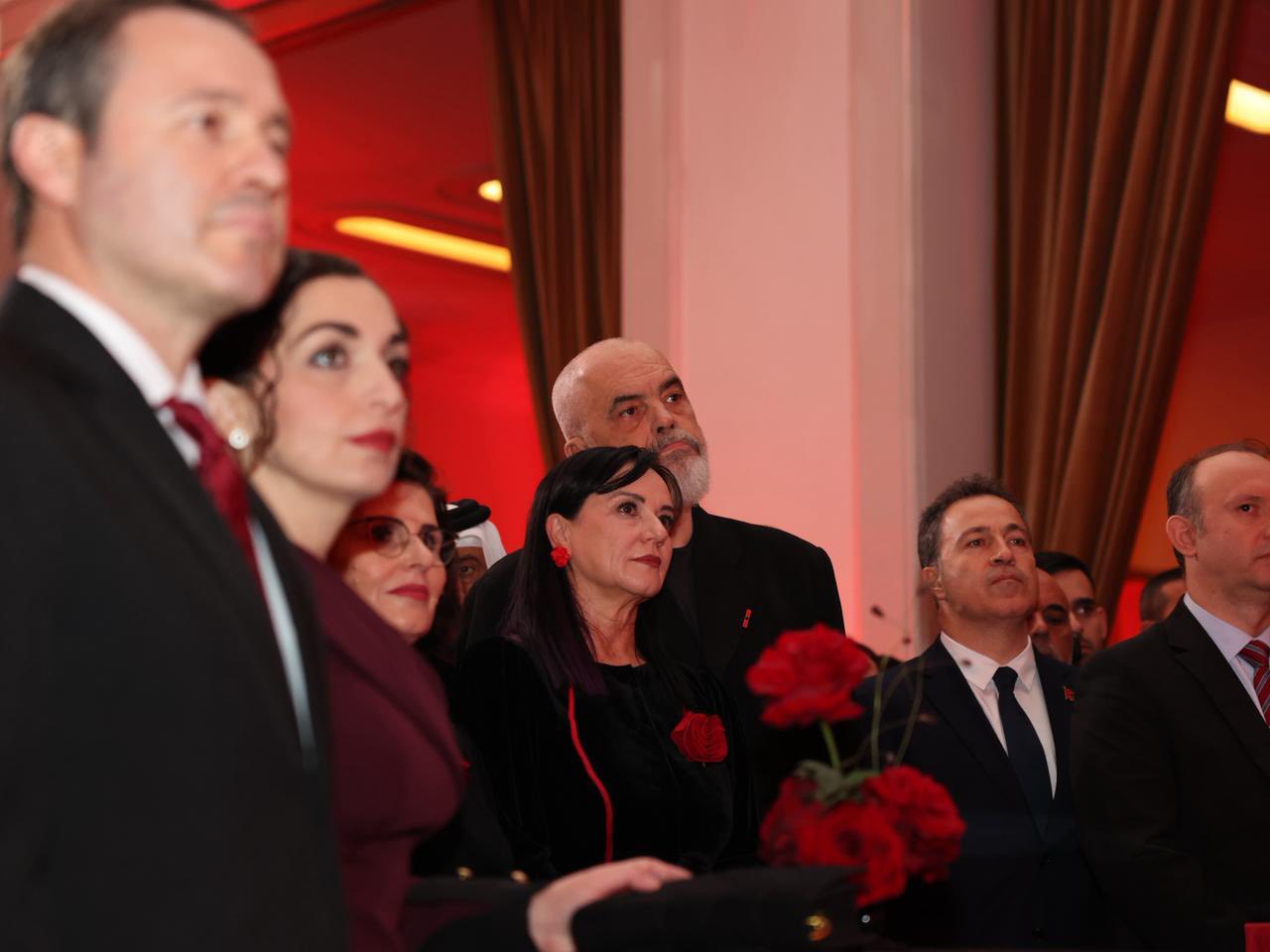 Mbrëmja kuqezi për Pavarësinë  Rama poston foto  Prani kuptimplotë e Presidentes së Kosovës
