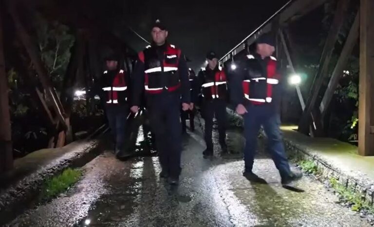 Lumi Vjosa del nga shtrati? Drejtuesit më të lartë të Policisë së Vlorës blindojnë zonën e Novoselës