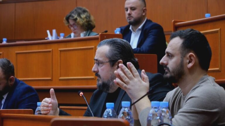 Debate në Këshillin Bashkiak, PD: E nxorët Veliajn nga dera dhe e futët nga dritarja