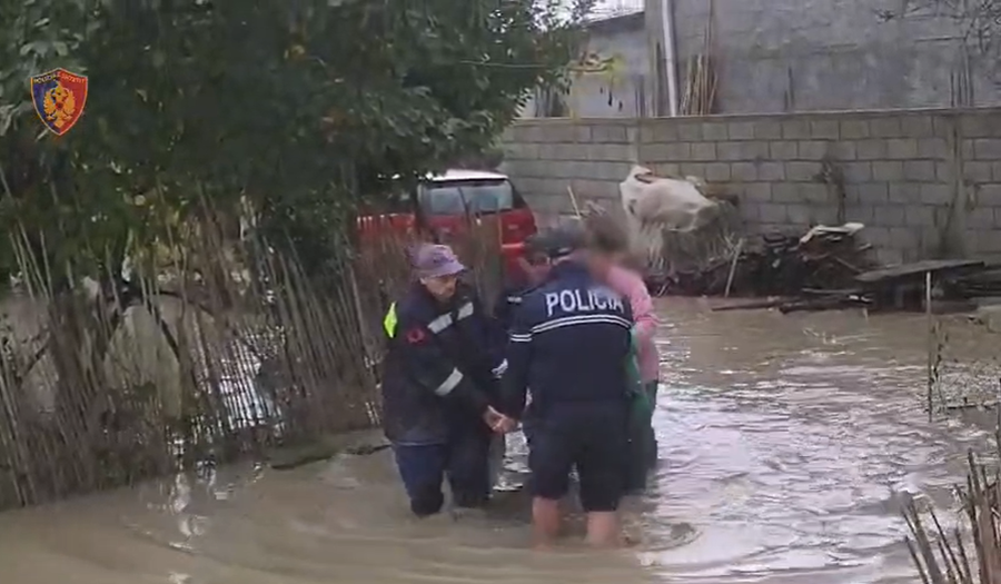 Policia evakuon 5 shtetas në Berat  mes tyre një 100 vjeçare