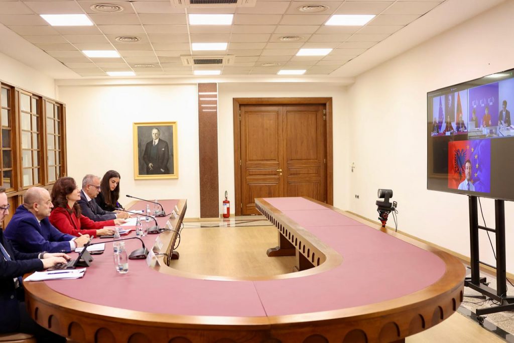 Komisionerja Kos takim online me Spiropalin  Shqipëria në rrugën e duhur drejt integrimit