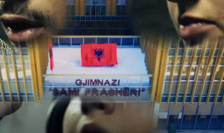 Rama ndan kartolinën e veçantë të nxënësve të “Sami Frashërit” për festat e nëntorit