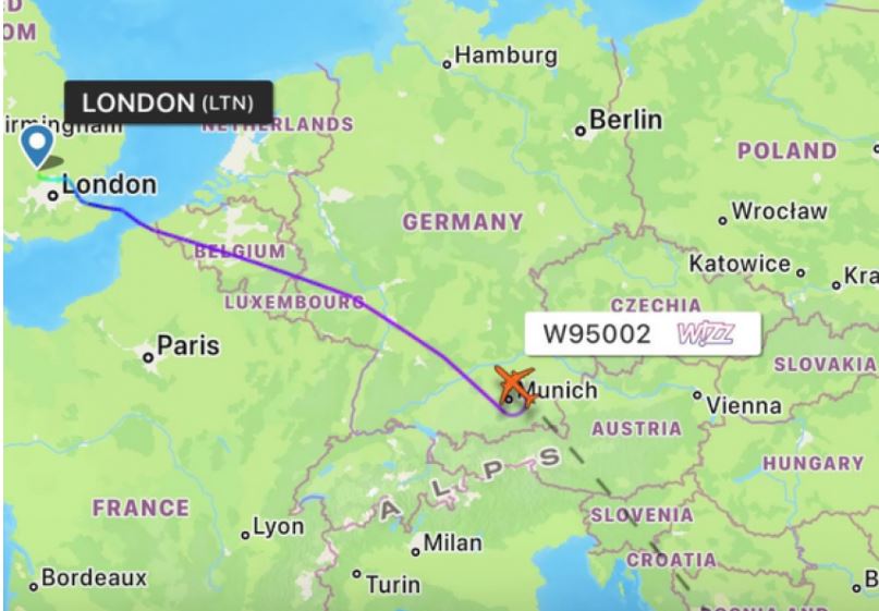 Alarm në fluturimin Londër Tiranë  5 pasagjerë sëmuren në bord  avioni devijon dhe kthehet në Londër