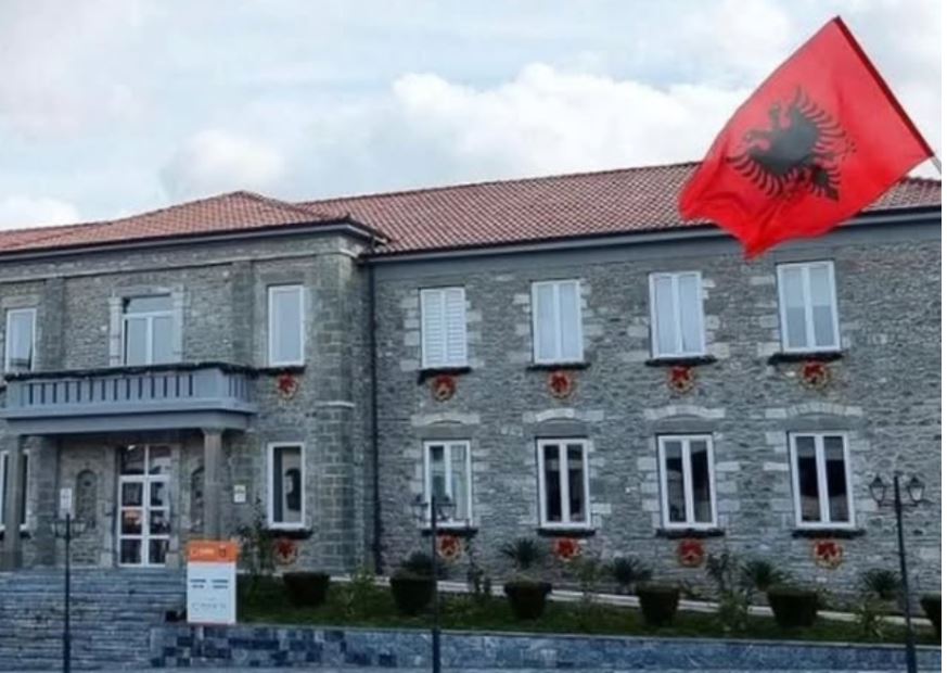 Bashkia e Kolonjës  Uji i pijshëm të mos përdoret për konsum  është ndotur nga reshjet