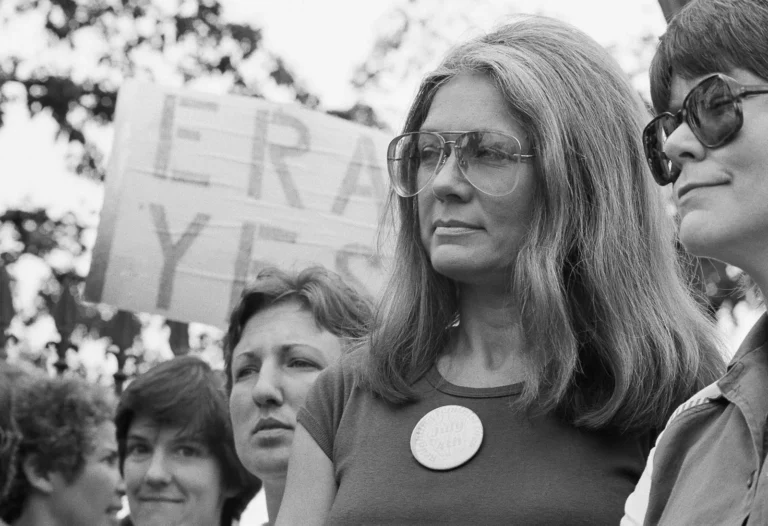 Kush është Gloria Steinem, gruaja e sfidave të pamundura që u shndërrua një ikonë e feminizmit
