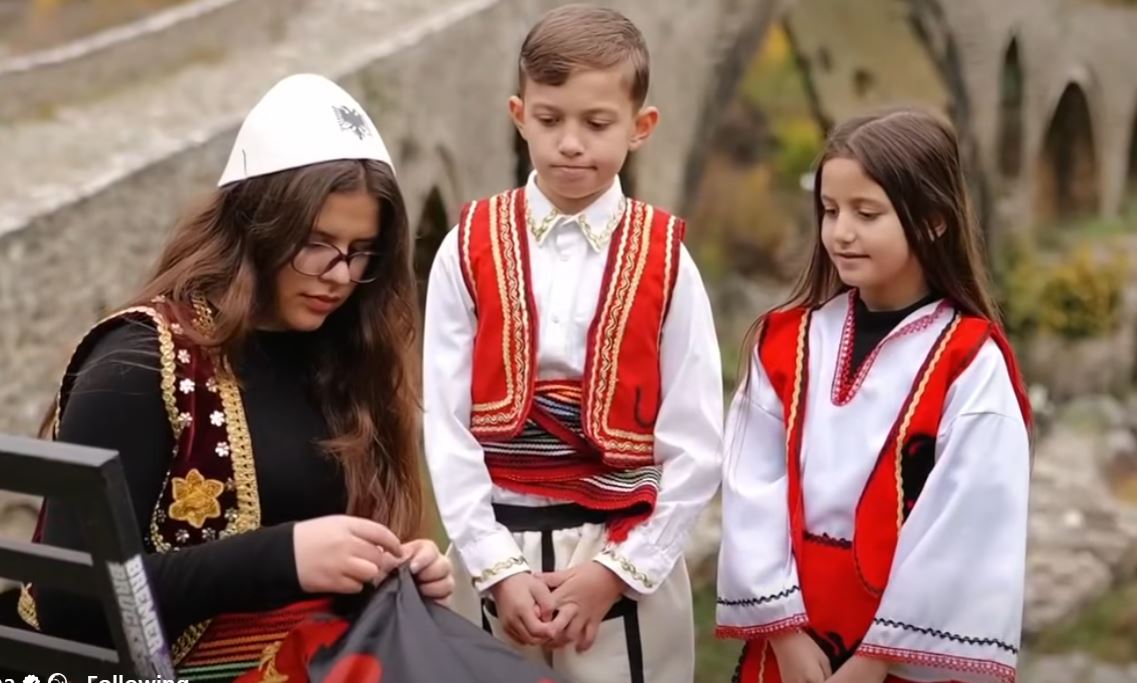 Mirëmëngjesi i sotëm i Kryeministrit Rama vjen me një përshëndetje feste nga Ura e Mesit në Shkodër