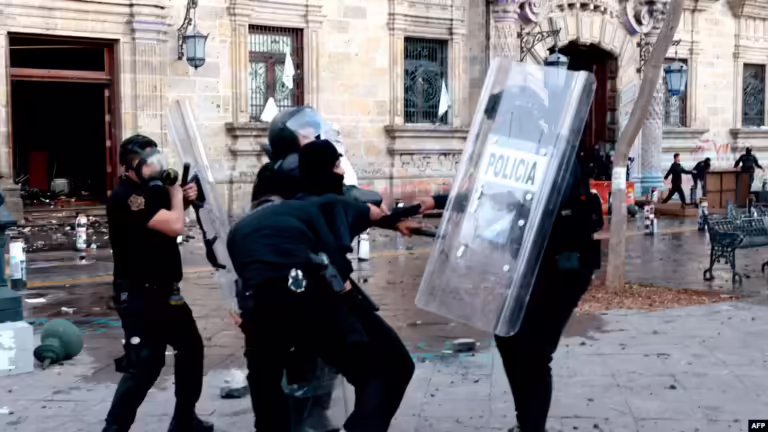 Përleshje në protestat kundër krimit në Meksikë, 120 të plagosur