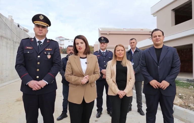 VIDEO/ Aksioni për bllokimin e objekteve në Farkë, Rama: Qytetarët të jenë të kujdesshëm kur blejnë prona