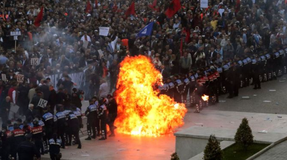 Për të 100 tën herë lideri demokrat  Berisha  deklaroi se do të fillojnë protestat kundër kryeministrit