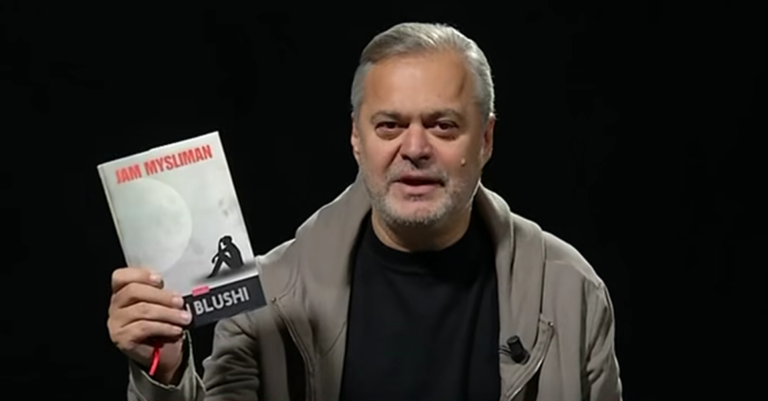 VIDEO/ ”Jam Mysliman”, Ben Blushi shpjegon romanin e ri në dy minuta: Është kundër fanatikëve