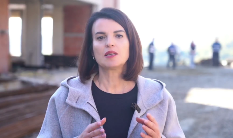 VIDEO/ Ministrja Koçiu shkon në Farkë: Shkelësit e lejeve të ndërtimit do të futen në listën e zezë