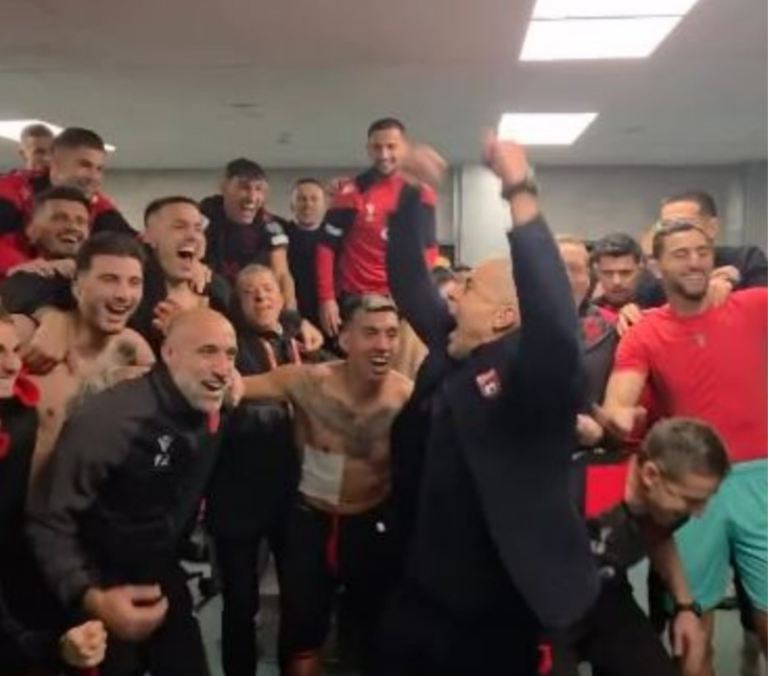 Shqipëria siguroi play off e Kupës së Botës 2026, tranjeri Sylvinho ndan pamjet nga festa në dhomat e zhveshjes