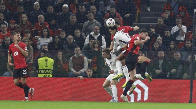 Pjesa e parë mbyllet pa gola  Strakosha shpëton portën kuqezi kundër Anglisë në  Air Albania 