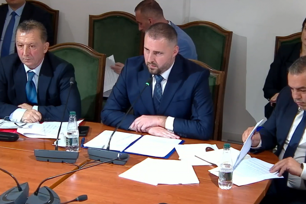 Qose  Metës 3 600 telefonata në burg  nuk i është ndaluar asgjë