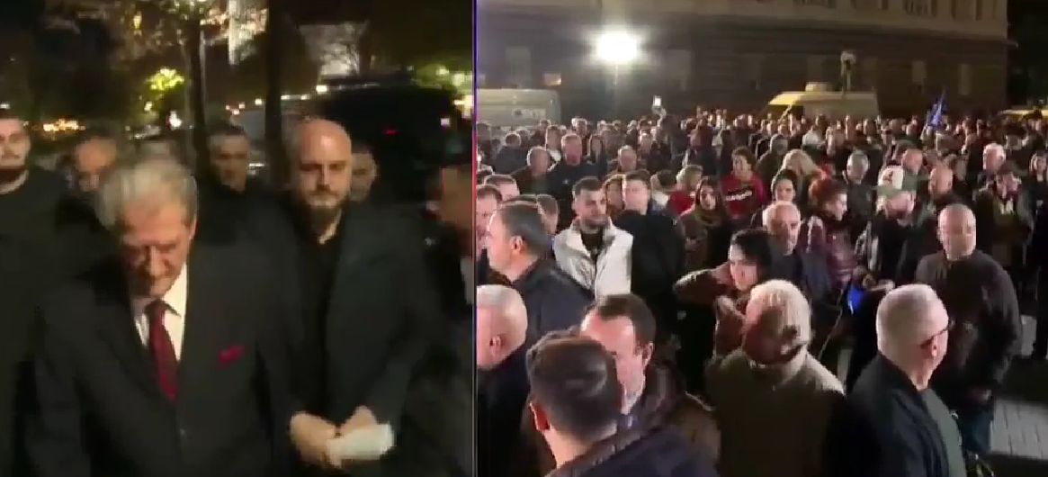 LIVE  Opozita proteston para Kryeministrisë me foltoren në shesh