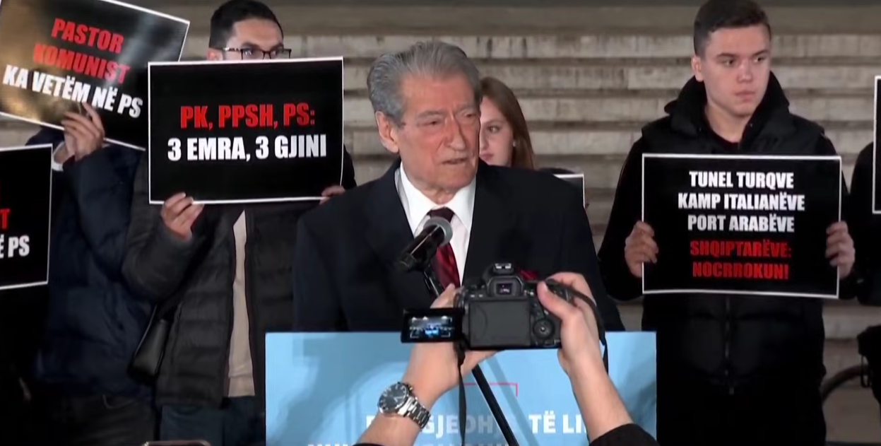 Berisha tek foltorja para Kryeministrisë  Jemi para pallatit të krimit shtetëror ndaj qytetarëve