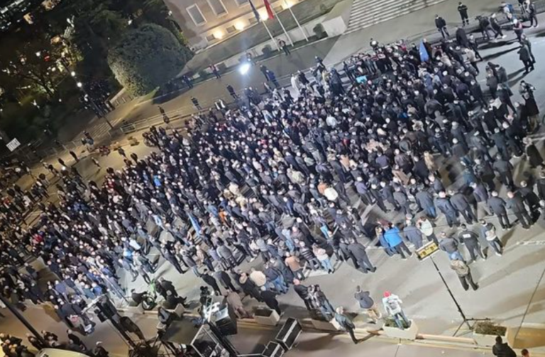Foto e protestës së PD para kryeministrisë