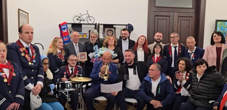 Beci pret në zyrë “Banda Frymore Unike”: Urim i veçantë për ditëlindjen e profesor Bep Vjerdhës