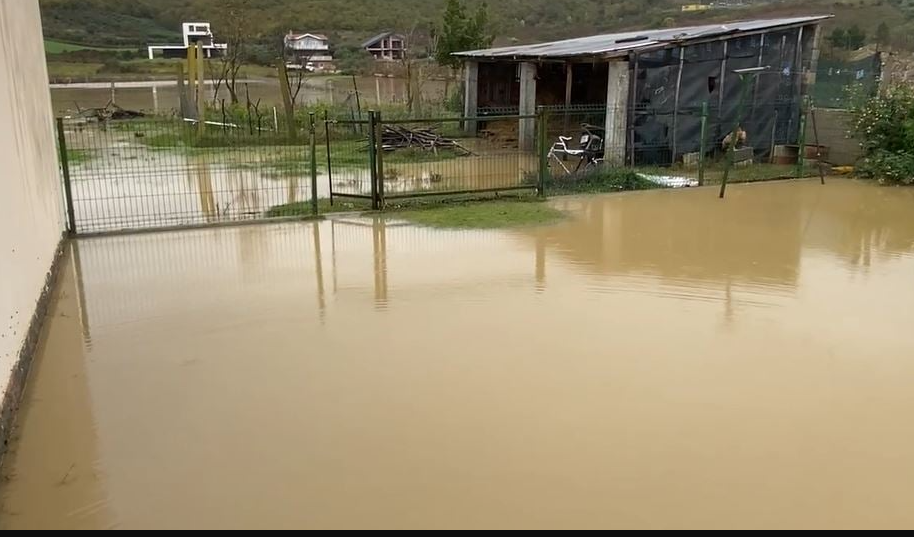 Moti i keq  familja me pesë anëtarë në rrezik