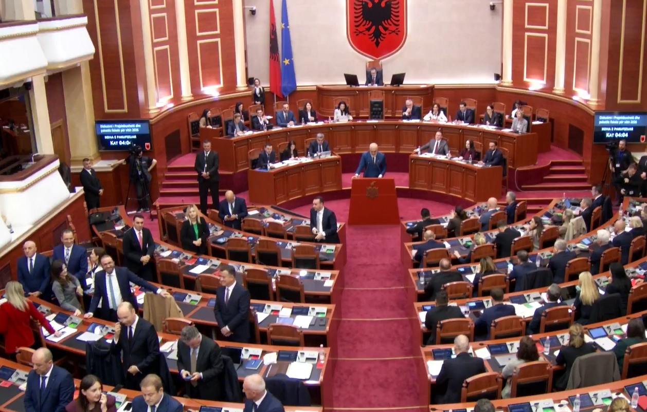 Ndoka ironizon deputetët e PD  Se kur i ktheni kurrizin Ramës  në fakt po i sillni b thën