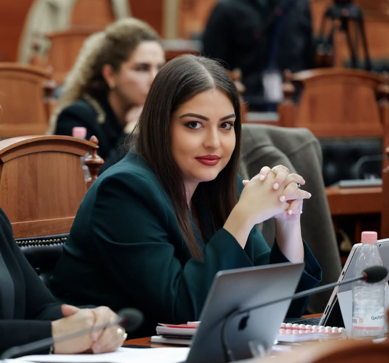 video-virale-ne-rrjet-si-qendron-e-verteta-e-fjales-se-sara-milas-ne-komisionin-e-jashtem