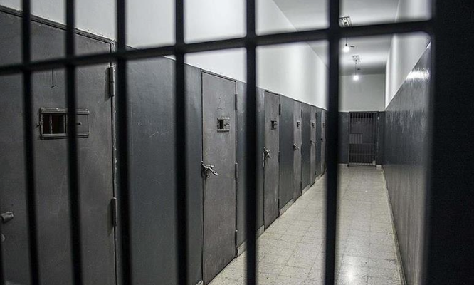 Ministra  vishuni me triko leshi kur dilni nga shtëpia 