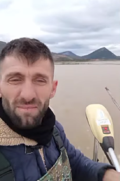 Përmbytjet në Spiten  Agron Gjekmarkaj  Banorët po lëvizin me gomone  situata kërkon reagim urgjent