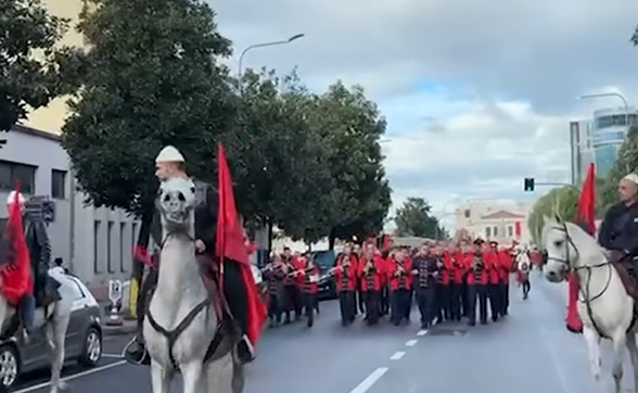 spektakel-kuqezi-ne-shkoder-parade-me-kuaj-dhe-show-dronesh-per-diten-e-pavaresise