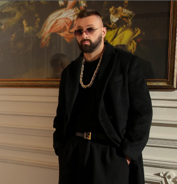 Majk me projekt të ri  shihet në një set xhirimi misterioz