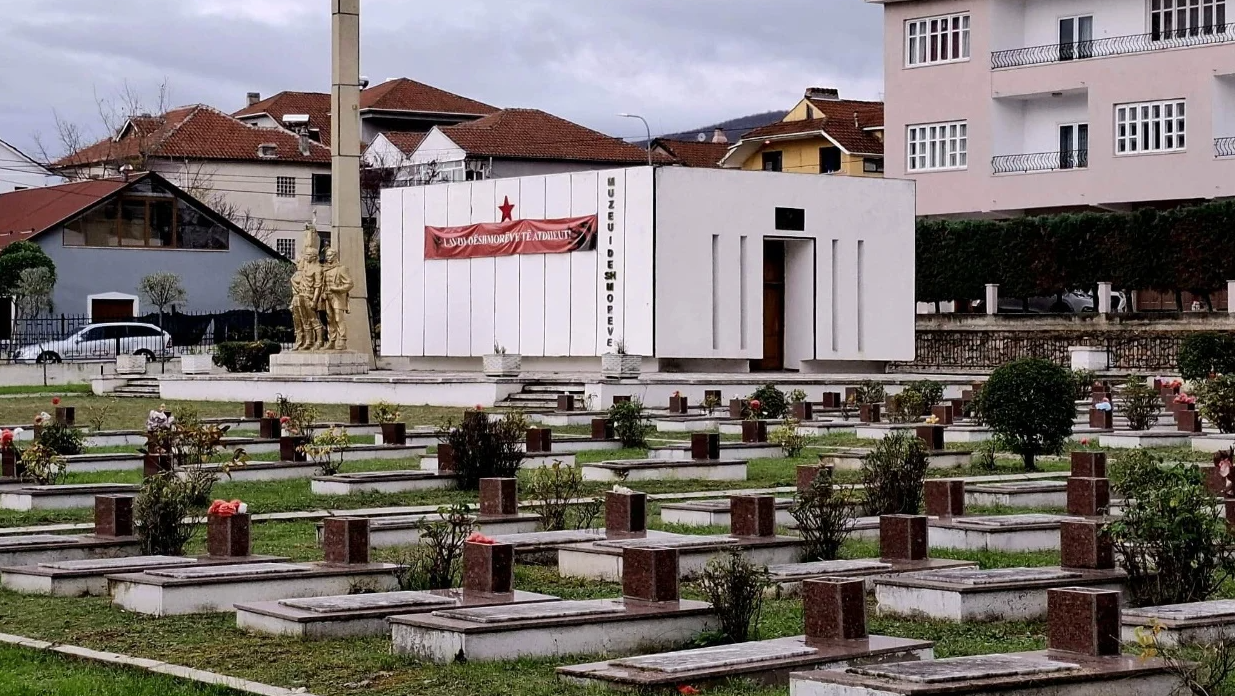 Studiuesi Auron Tare publikon foto nga Varrezat e Dëshmorëve  Nderohesh më mirë nëse je pushtues i vr rë në Shqipëri