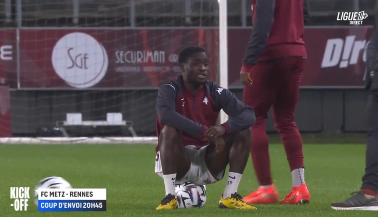 U la jashtë formacionit  lojtari në formë proteste ulet mbi një top