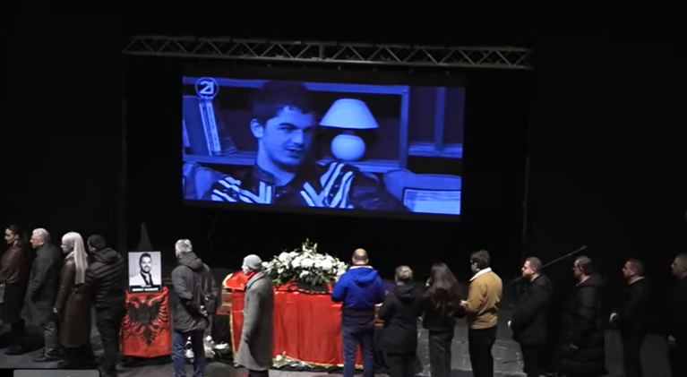 Tetova përcjell në heshtje këngëtarin 40 vjeçar  Shpat Kasapin  mijëra qytetarë i japin lamtumirën e fundit
