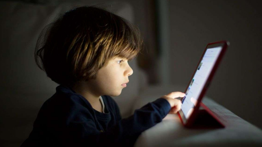 perdorimi-i-telefonave-inteligjente-ndikon-ne-strukturen-e-trurit-te-femijet