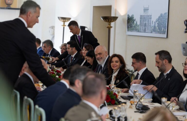 ”Omnes viae Romam ducunt”, ministrja Spiropali poston fotot: Të gjitha rrugët të çojnë në Romë