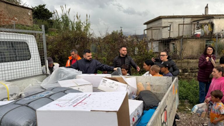 Banorët e Çukës strehohen në çadra ndërsa vijon asistenca humanitare
